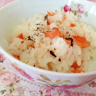 ココナッツオイルで♡鮭と塩昆布の混ぜご飯